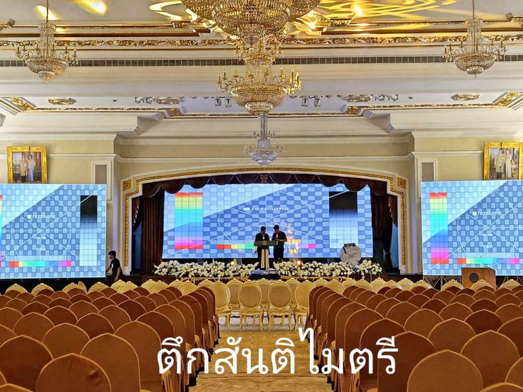 รับจัดดอกไม้หน้าเวทีงานประชุมและงานสัมมนา ตกแต่งเวทีด้วยดอกไม้สีขาวอย่างหรูหรา