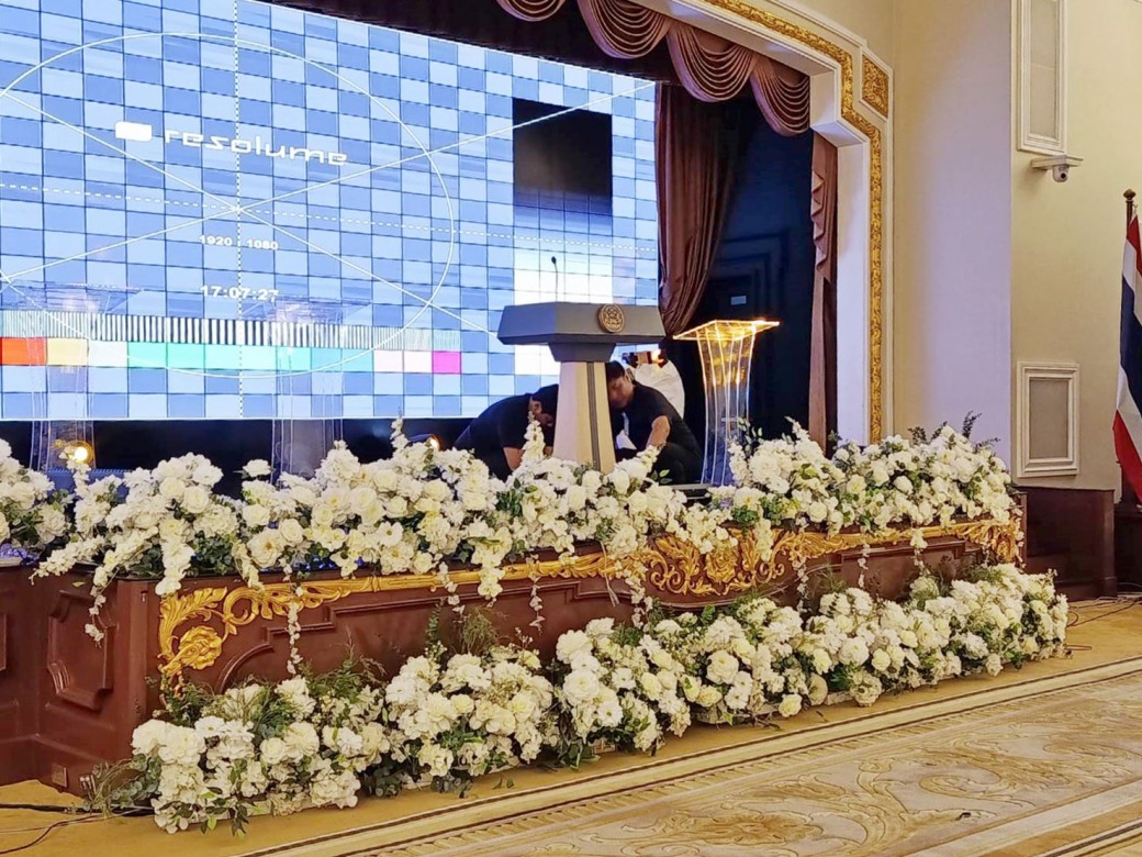 ตกแต่งหน้าเวทีด้วยดอกไม้สีขาวสำหรับงานประชุม งานสัมมนา และงานพิธีการในโรงแรม